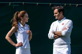 Prinţesa Kate, meci de senzaţie împotriva lui Roger Federer. Cei doi au luat parte la antrenamentul copiilor de mingi, de la Wimbledon