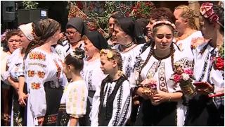 Tradiţia prin care iubirea se celebrează cu voie bună şi bucate alese, într-o zonă din judeţul Mureş. Sute de localnici participă la "Târgul Fetelor"