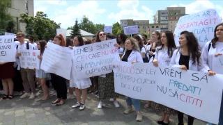 Protest cu sute de studenţi la Iaşi: tinerii medicinişti, nemulţumiţi de taxele uriaşe de la facultate. Cât vor avea de plătit de anul viitor