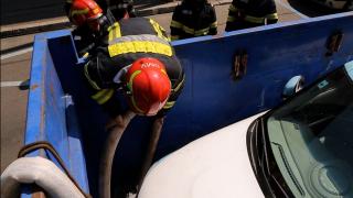 Cum se stinge o maşină electrică. Pompierii au un container special, în care o ţin chiar şi 24 de ore