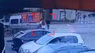 Copilă de 12 ani, luată pe capotă de pe trecerea de pietoni, după ce șoferul unei furgonete nu a acordat prioritate