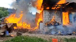 Incendiu violent într-o comună din Argeş. Flăcările au distrus o gospodărie şi acoperişul unei case din apropiere