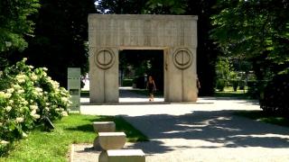 Nuntaşii nu vor mai putea aduce decoraţiuni la Poarta Sărutului. Sunt interzise mesele, scaunele, arcadele şi covorul roşu