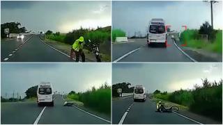 Biciclist, evitat milimetric de microbuz după ce s-a dezechilibrat și a căzut pe o șosea din Cluj. Șoferul nu a oprit să vadă în ce stare este bărbatul