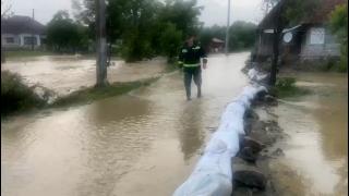 Vremea rea a făcut ravagii în Hunedoara și Târgu Mureş. După o ploaie de câteva minute, mai multe case și străzi au fost inundate