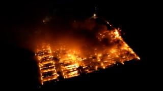 Hală din Suceava, mistuită de flăcări, după ce s-a aprins ca o torţă. Pompierii au intervenit cu 16 autospeciale pentru a stinge incendiul