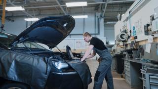 Ingineri de la RAR, bănuiți că modificau din pix datele mașinilor, pentru ca proprietarii să plătească taxe și impozite mai mici