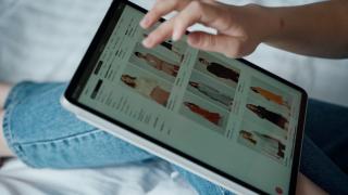 Aruncăm hainele după şapte purtări. Industria textilă, unul dintre cei mai mari poluatori ai planetei. Cum putem reduce risipa