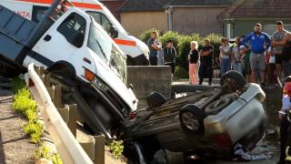 Doi morți și zeci de răniți, ieri, pe șoselele din România. În Mehedinți, o femeie imobilizată în scaun cu rotile s-a aruncat în faţa mașinii