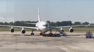 Diplomații ruși trimiși de România înapoi la Moscova au avut atât de multe bagaje, încât zborul a fost amânat de 6 ori