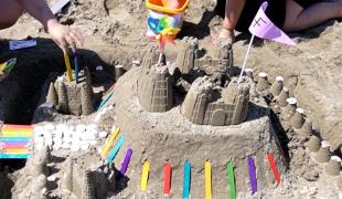 În vacanţă la mare, cu ochii pe un sejur la munte. Concursul de pe plaja din Mamaia a pus la treabă adulţi şi copii, cot la cot