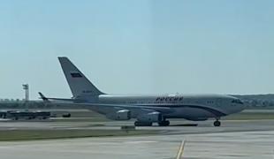 Momentul în care avionul rusesc Ilyushin IL-96 aterizează la București: 40 de diplomaţi şi funcţionari, expulzaţi la Moscova