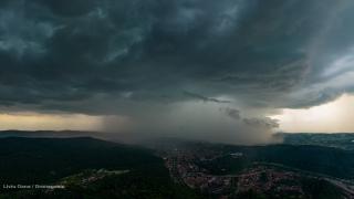 Imagini cu prăpădul din Reșita, după o rupere de nori. Meteorologii vin cu vești proaste: nu scăpăm de furtuni