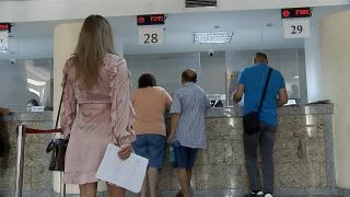 CAMERA ASCUNSĂ. În prima zi când dosarul cu şină ar trebui să fie istorie, funcţionarii au rămas tot la vorba clasică: "Da, trebuie copie"