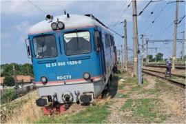 Două locomotive s-au tamponat violent la Roșiori. O garnitură CFR Călători a lovit-o pe cea a unei firme private, care a deraiat