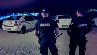 Jandarmi din Constanţa, prinşi în timpul serviciului lucrând la o terasă de pe plajă. Localul aparţinea şefului lor