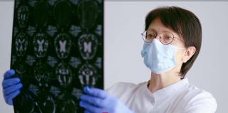 Cum se poate preveni dezvoltarea bolii Alzheimer. Semnalele de alarmă şi obiceiurile care păstrează memoria sănătoasă