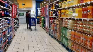 Ţigările, alcoolul şi sucurile cu zahăr s-ar putea scumpi de la 1 septembrie. Serviciile pentru care TVA-ul ar putea fi majorat cu 10 procente