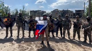 Peruci, teancuri de dolari, aur, arme, un baros şi o fotografie cu "capete tăiate". Ce au găsit ruşii în vila lui Prigojin