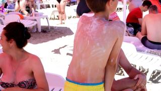 Cum alegem crema cu protecție solară când mergem la mare. Ce spun medicii dermatologi despre uleiurile de plajă