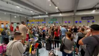 Zborul WizzAir Lisabona - Bucureşti, anulat: 200 de români sunt blocaţi în Portugalia. Soluţia oferită de compania aeriană după 20 de ore