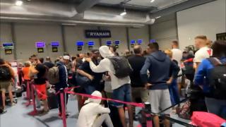 "Au dormit în aeroport că n-aveau cazare". Vacanţă încheiată în umiliţă pentru 200 de români, în Portugalia: printre ei sunt şi copii ţinuţi fără apă şi mâncare