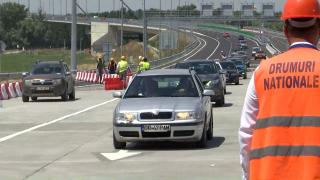 Podul de la Brăila, deschis din greşeală mai devreme. Reacţiile pasagerilor care au fost întorşi brusc din drum