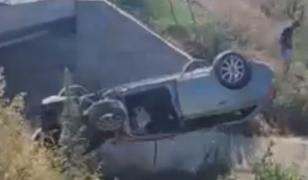 Două tinere s-au răsturnat cu maşina şi au căzut de pe pod din cauza unui şofer octogenar, în Galaţi. Greşeala făcută de bărbat