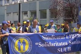 Sute de medici au protestat în faţa spitalelor, cerând să le fie plătite gărzile la valoarea reală. Dacă nu vor fi ascultaţi, ameninţă cu greva generală
