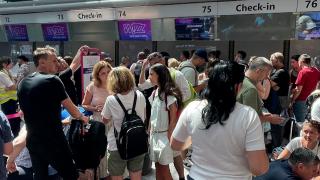 200 de români, blocaţi pe aeroportul din Roma. Zborul WizzAir care trebuia să-i aducă la Bucureşti a fost anulat: următoarea cursă ar putea fi abia luni