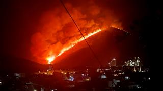 Flăcările fac prăpăd pe o insulă grecească preferată de români. Incendiul a fost provocat din greşeală de un bătrân