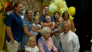 Povestea fabuloasă a femeii care a ieşit la pensie la 90 de ani, după 74 de muncă în acelaşi loc: cadoul oferit de colegii care i-ar putea fi nepoţi