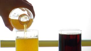 Guvernul vrea să introducă noi taxe. Cât ar putea costa un litru de suc