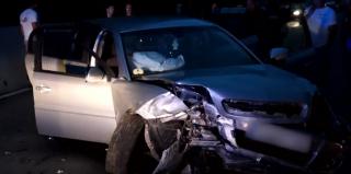 Trei tineri au ajuns la spital cu răni grave după un accident produs de un şofer începător în Bistriţa.