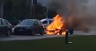 Mașină distrusă de flăcări în Capitală. Pompierii au intervenit cu autospeciale cu apă și spumă pentru a stinge incendiul