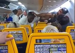 Doi bărbaţi s-au luat la bătaie, în avion, într-un zbor spre Londra. Din cauza celor doi scandalagii, cursa a avut o întârziere de două ore