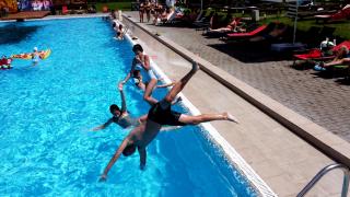 Plajă şi relaxare cu doar 15 lei. Ştrandul unde românii se bucură de o oază de linişte şi sănătate: "Îmbinarea asta dintre pădure şi apă este foarte plăcută"