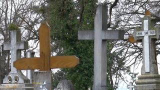 Moarte învăluită în mister la Cluj! Un cadavru ars, găsit printre morminte într-un cimitir