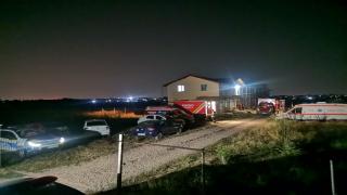 Descoperire a Poliţiei după o sesizare făcută de Observator: 11 bătrâni, unii cu dizabilităţi, luaţi dintr-un centru şi ascunşi într-o casă în construcţie în Tunari