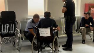 Cum a fost salvat bărbatul legat de picior cu o cătuşă foarte veche, de un prieten. Medicii şi poliţiştii s-au chinuit să găsească o soluţie