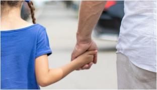 Bătrân de 77 de ani, acuzat că a vrut să răpească o copilă de 11 ani de pe o stradă din Ploiești. A  încercat să o ademenească cu 4 lei și a sărutat-o cu forța