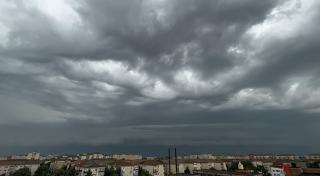 Aproape jumătate de țară, sub avertizare cod portocaliu de ploi torențiale, grindină și vijelii. Cod galben de vreme severă în alte 14 județe