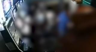 Bătaie ca-n ringul de box într-o sală de păcănele: Tânăr de 24 de ani, snopit în bătaie de doi fraţi pentru că nu le-a răspuns la salut