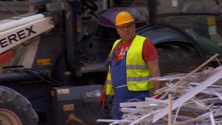 Angajaţii care ameninţă că pleacă iar la muncă "afară". Salariile lor ar putea scădea la 2.500 de lei