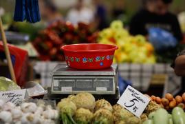 Rata inflației scade, alimentele se tot scumpesc. Cifrele care arată cum "se topesc" veniturile românilor, de la o lună la alta
