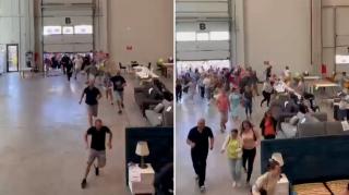 Zeci de clujeni au dat "atacul" la un magazin care a vândut mobilă cu defecte, din retururi. Cât au dat pe o canapea