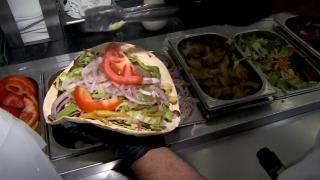 Ziua Internaţională a Şaormei: Câte porţii a comandat un orădean într-o săptămână