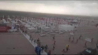 Furtună pe litoral. Momentul în care turiştii luat-o la fugă de pe plajă, la Eforie Nord