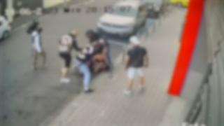Primele imagini cu atacul motocicliştilor Hells Angels asupra rivalului Dragoş Furtună. Victima a încercat să se apere cu un pistol cu spray lacrimogen