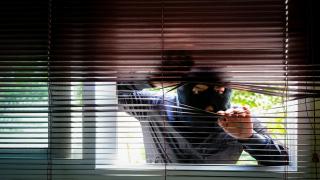 Cum ne protejăm casa de hoţi în timpul concediului? Sfaturi simple pentru a nu fi victimele unor spargeri cât suntem plecaţi